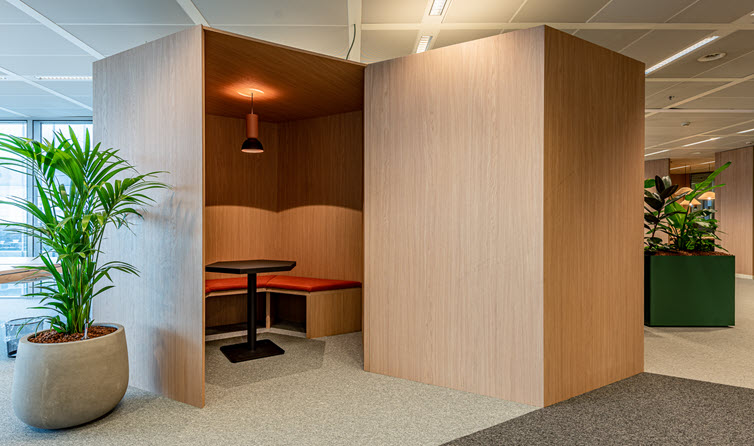 Walls and benches in meeting booths in colourfast (UV-resistant) Master Oak furniture panels 